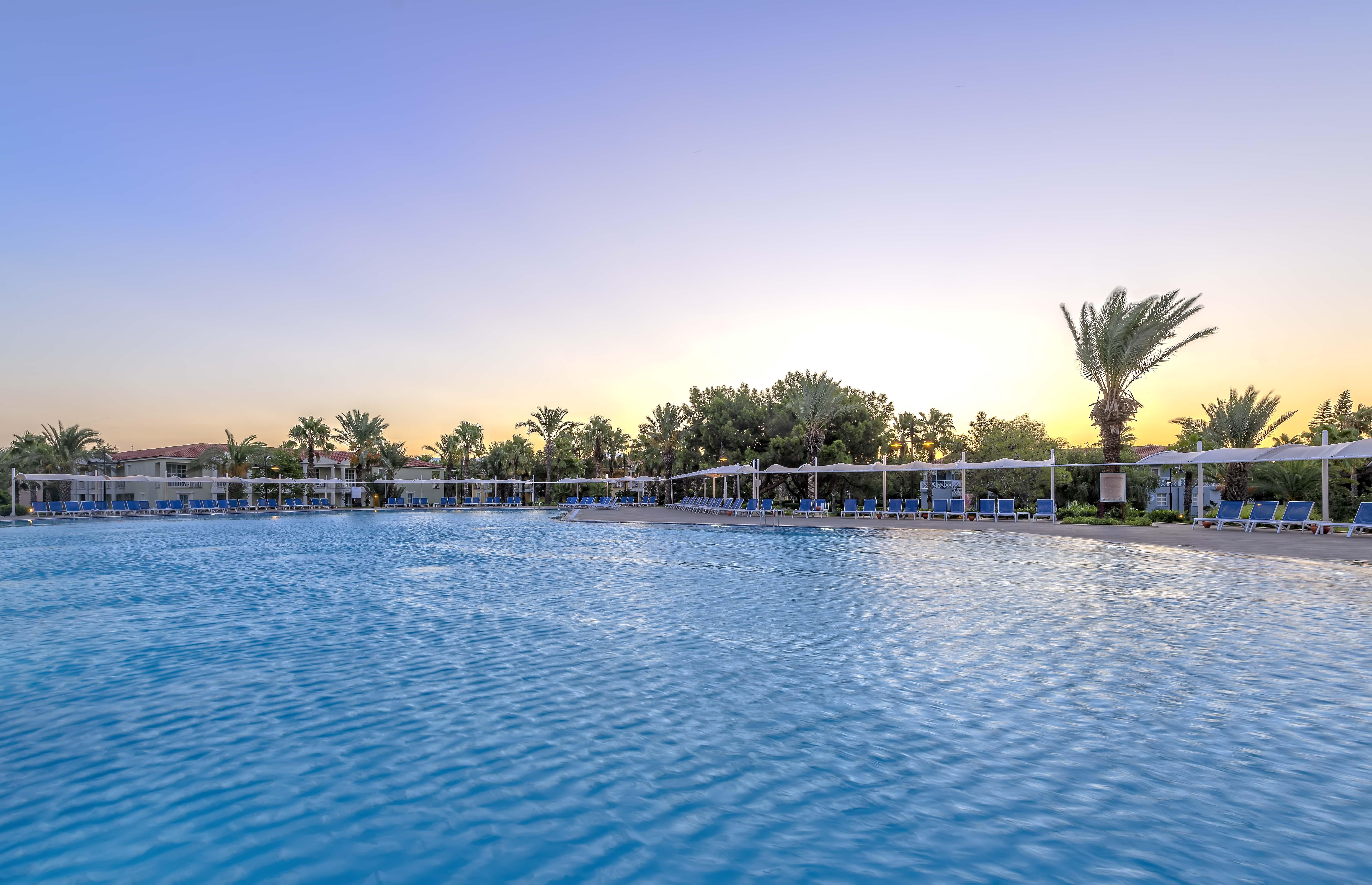 Euphoria Palm Beach Resort Кизилагач Экстерьер фото